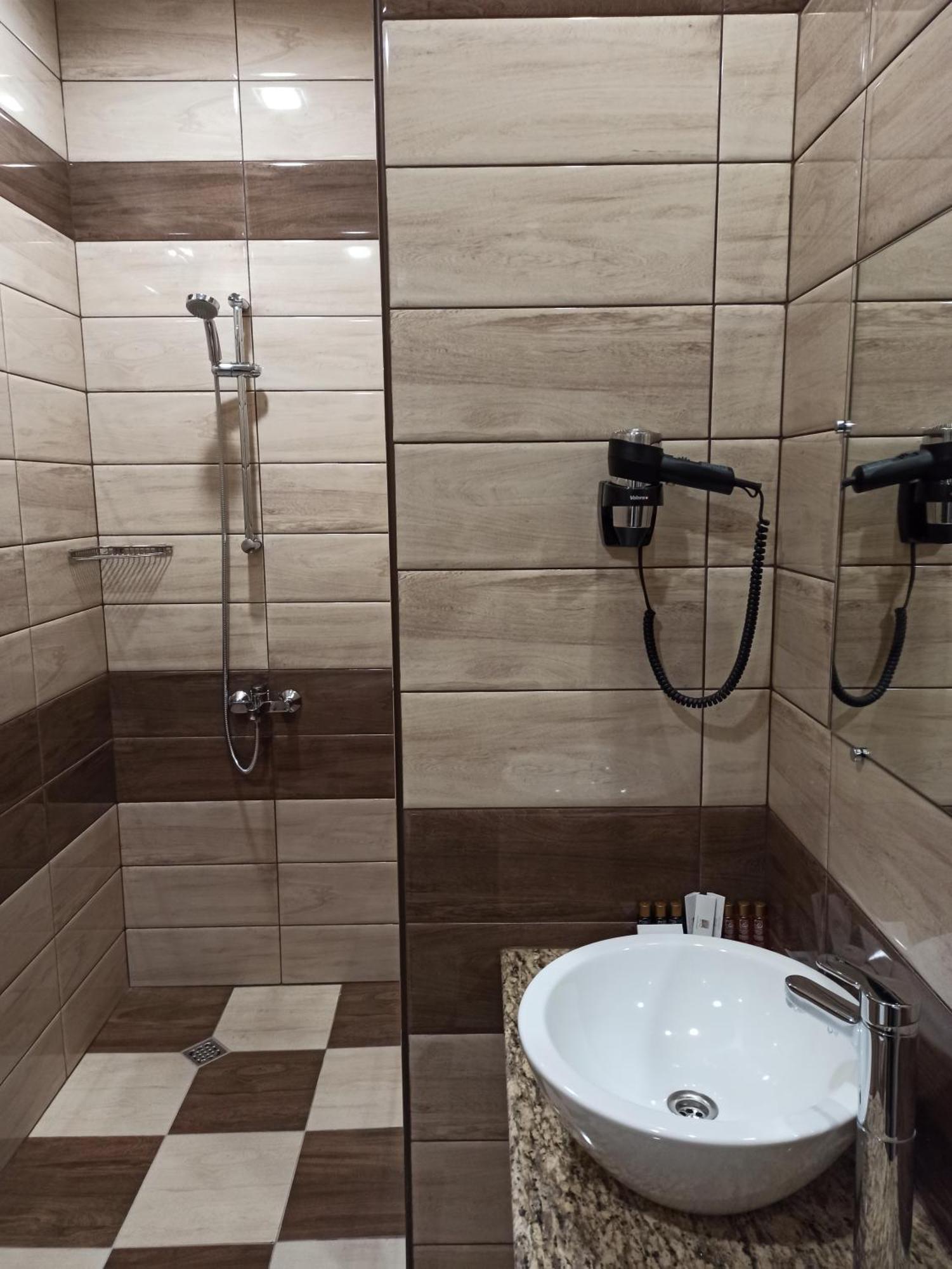 Хотел Театъръ Pleven Exterior foto